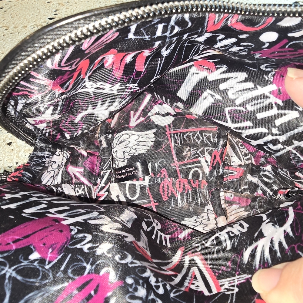 Victoria's Secret Black Heart Shaped Love Xoxo Makeup Bag Zipper Bag NWOT - Picture 5 of 8